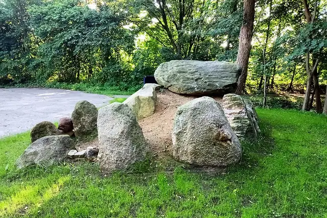 Ganggrab Schalkholz – Megalith, 12 km from Heide