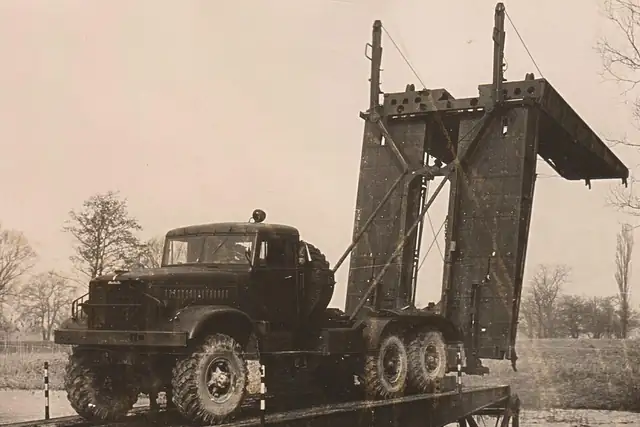TMM - schwere mechanisierte Brücke – Ruine, 9 km von Weimar