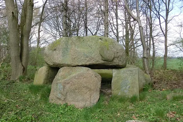 Großsteingrab Lonvitz 2 – Megalith, 28 km from Stralsund