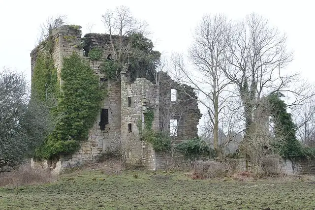 Kilbirnie Castle – Ruin, 11 km from Kilwinning