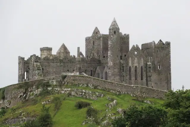 The Cathedral – Ruine, 22 km von Cluain Meala