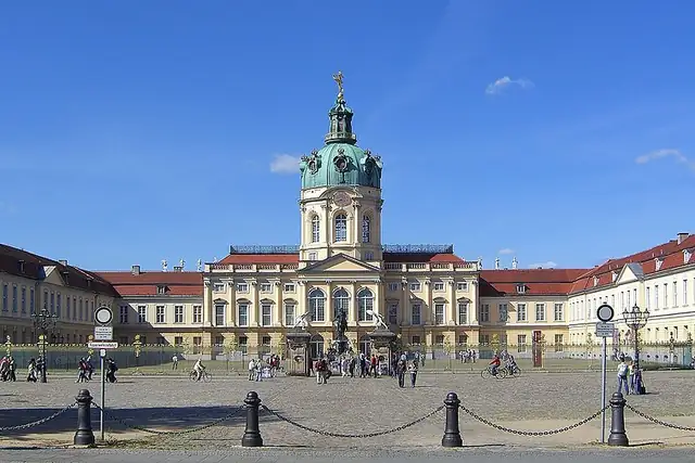 Schloss Charlottenburg – Burg oder Schloss, 8 km von Berlin