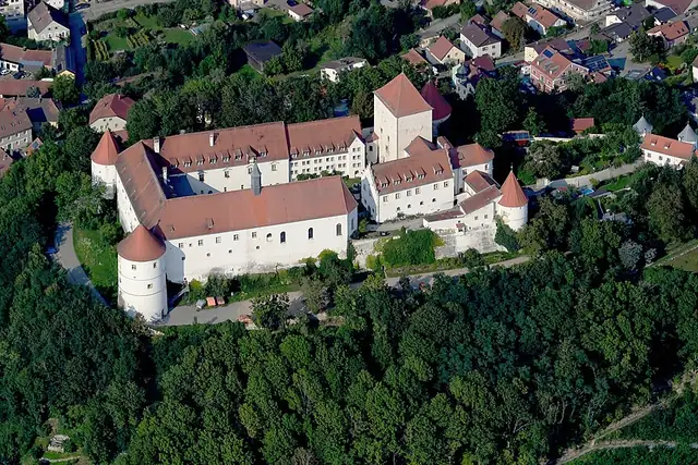 Schloss Wörth – Burg oder Schloss, 22 km von Regensburg